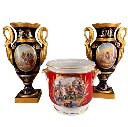 Paire de vases balustre et un cache pot en porcelaine au décor de scènes Napoléoniennes...