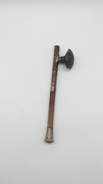 Pipe à opium Pipe à opium en bois métal argenté et doré 
H. 8 cm L. 36 cm