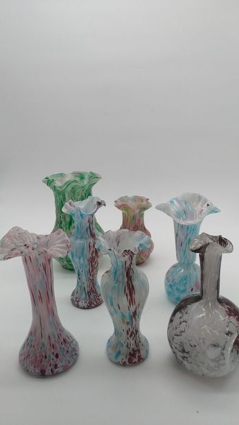 VERRERIE DE SAINT-DENIS VERRERIE DE SAINT-DENIS
Suite de sept vases en verre marmoréen.
Le...
