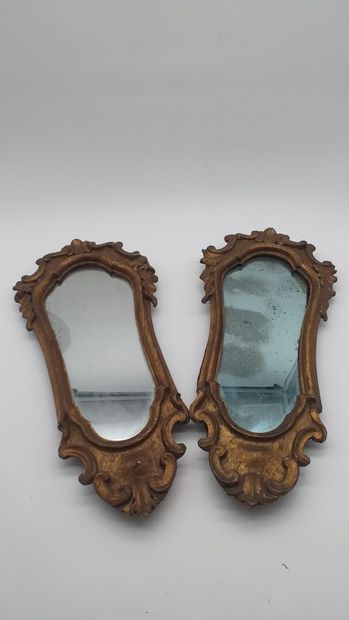 Italie dans le goût du XVIIIème Paire de miroirs en bois doré.
Cadre à décor d'enroulements,...