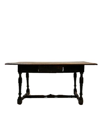 Table de ferme Table de ferme 
En bois naturel 
XVIIe siècle 
Accidents 
H. 67 cm...