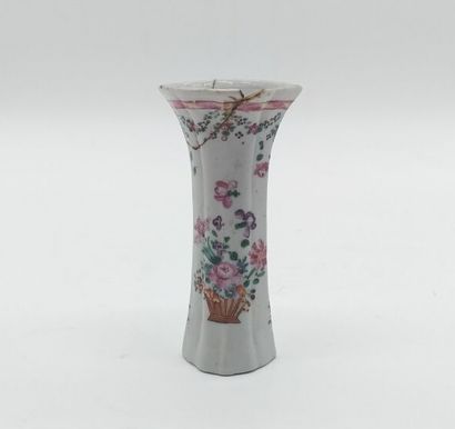 CHINE CHINE 
Vase soliflore 
En porcelaine polychrome de la famille rose 
Accidents...