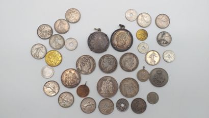 Lot de pièces diverses Lot de pièces diverses dont :
- écu Louis XV monté en pendentif
-...