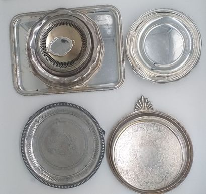 Lot de métal argenté Lot de métal argenté comprenant des plats, assiettes et coupes...