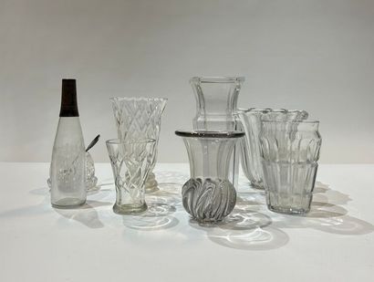 Ensemble en verre Ensemble en verre comprenant six vases, un sucrier et un flacon...