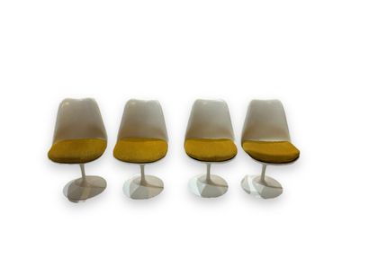 Eero Saarinen (1910-1961) Eero Saarinen (1910-1961)
Suite de quatre chaises modèle...