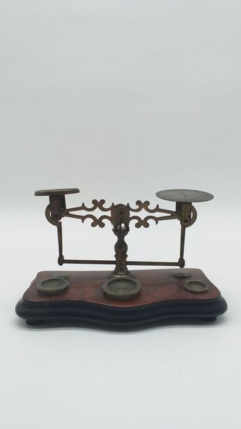 Petite balance à poids Petite balance à poids 
XIXe siècle 
11 x 18 x 9 cm