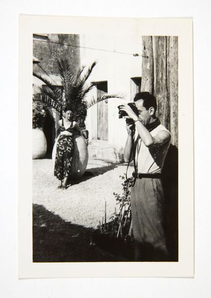 MAN RAY. Autoportrait. MAN RAY. Autoportrait.
Tirage argentique (10,4 x 7 cm).
Bel... Gazette Drouot