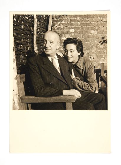 Paul ELUARD. Lee MILLER. Portrait de Paul et Dominique Eluard assis sur un banc.... Gazette Drouot