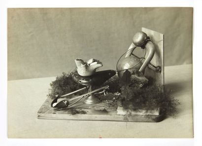 [André BRETON]. Objet à fonctionnement symbolique (origine automatique). 1931. Photographie originale, tirage argentique (16,5 x 23,3 cm), notes manuscrites à l'encre et au crayon au dos.