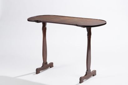 Guéridon de forme rognon Kidney-shaped pedestal table 

In mahogany and mahogany...