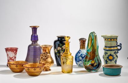 Lot de vases divers dont bohème, vase en verre bleu et rayures dorées, flacon, coupes...