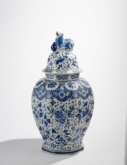Delft Delft 
White / blue porcelain covered pot 
Accidents
H. 45 cm