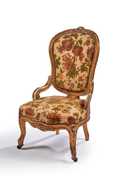 Chaise basse en bois sculpté et doré style Louis XV Low chair in carved and gilded...