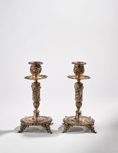 Paire de bougeoirs Pair of candlesticks 
In silver-plated metal, decorated with lion's...