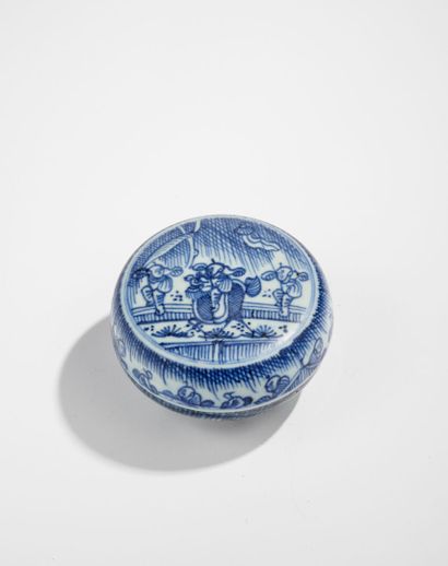 CHINE CHINA 
White / blue covered porcelain box 
5.5 x Φ 10 cm