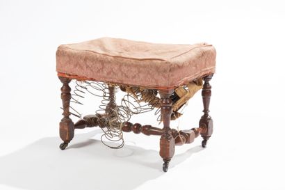 Tabouret en bois naturel tourné Natural turned wood stool 
XVIIth period
H. 40 cm...