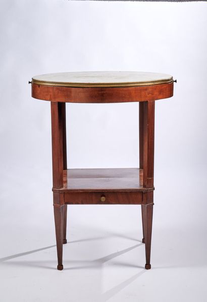 Table de salon ovale Mahogany-veneered oval coffee table, spacer shelf, drawer and...