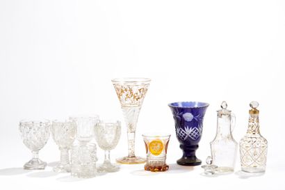 Lot en verre dont en cristal taillé, petite verseuse et flacon, grand verre, vase...