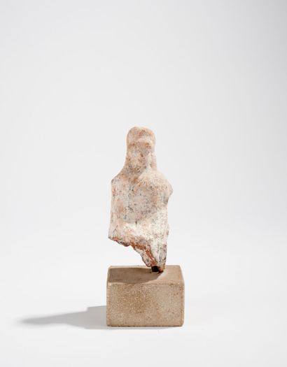 Statuette féminine Female statuette
Terracotta. Gap at bottom
Greek art? 
10 x 4.5...