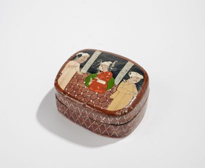 Boîte persane carton peint Persian box painted cardboard with figures 
3.7 x 7.8...