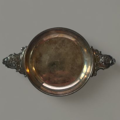 Petite coupelle Small silver bowl, the body is plain and decorated with scrolled...