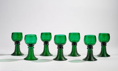 Suite de sept Roemer en verre teinté vert Suite of seven Roemer in green-tinted glass...