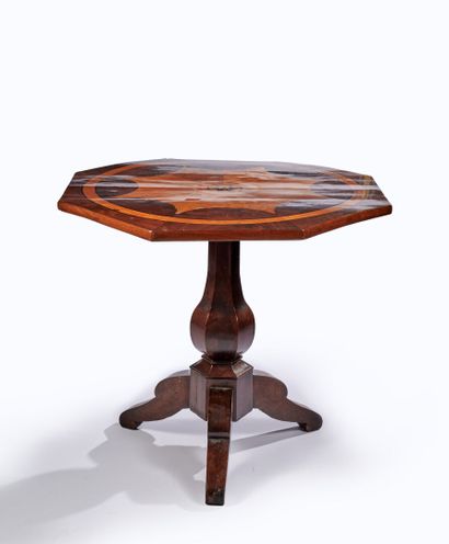 Guéridon octogonal à contours Octagonal pedestal table with contours in fruitwood...