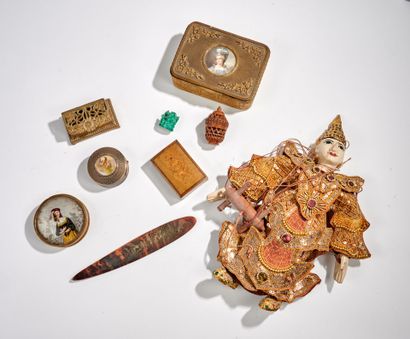 Lot de bibelot Lot of trinkets including three boxes decorated with miniatures, small...