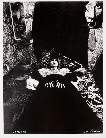 Irina IONESCO (1930/2022). Vampire (femme costumée et allongée) Irina IONESCO (1930/2022)....