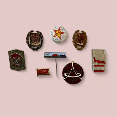 Lot de badges divers Batch of various badges including 1964 Tokyo Olympics, Communist...