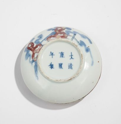 CHINE CHINA 
White / blue and red porcelain covered box 
3 x Φ 9 cm