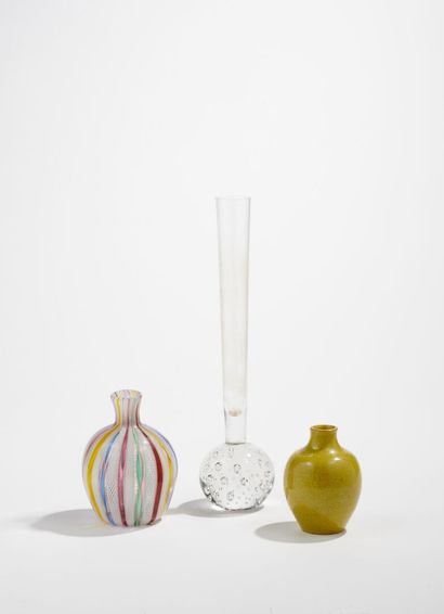 Petit vase en verre de Venise au décor a reticello Small Venetian glass vase with...