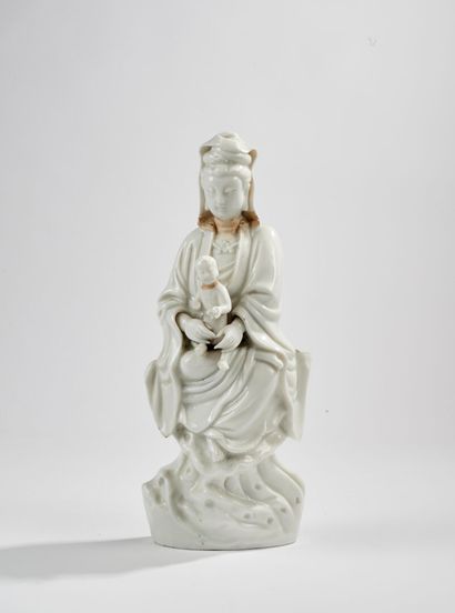 CHINE CHINA
Kwanin and child in white enameled porcelain
Heads broken and glued back...