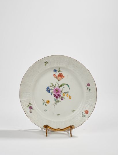 Allemagne Germany
Porcelain plate decorated with flowers in polychrome and wickerwork...