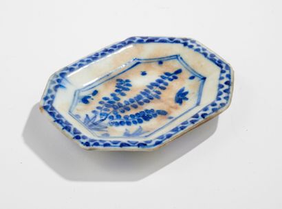 CHINE CHINA 
Small white / blue porcelain dish 
1.5 x 10 x 8 cm
