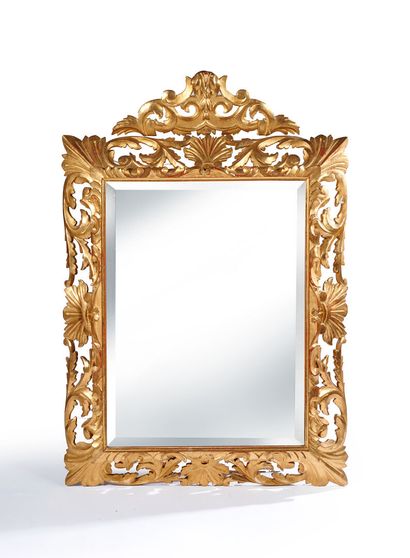 ITALIE ITALY 
Imposing gilded wood mirror with openwork scrolls and acanthus leaves,...