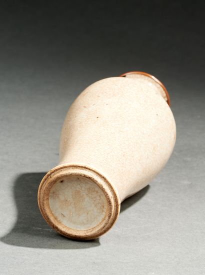Vase balustre en porcelaine à couverte craquelée beige de type Guan Beige crackle-glazed...