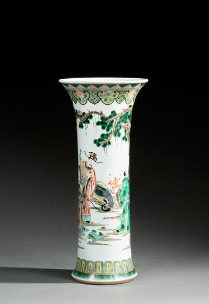 Vase cornet décoré dans les émaux de la famille verte Horn vase decorated in green...