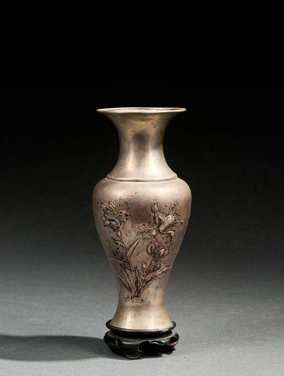 Vase en argent avec inscriptions Silver vase with inscriptions
China 
Qing Dynasty...