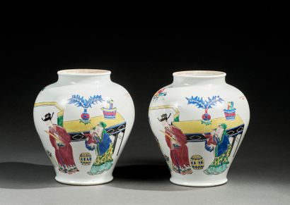 Paire de vases en porcelaine dans le style Yongzheng Paire de vases en porcelaine...