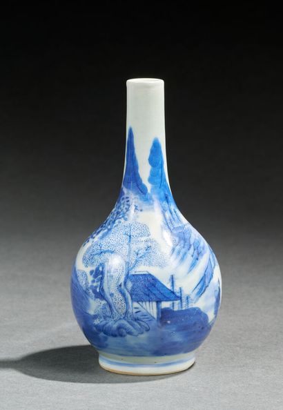 Bouteille à décor bleu et blanc Bottle with blue and white decoration,

China, 20th...