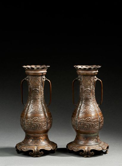 Paire de vases en bronze patiné de style archaïque Pair of patinated bronze vases...