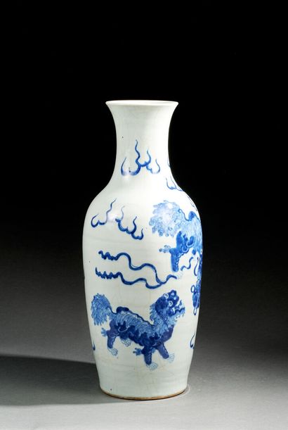 Grand vase balustre en porcelaine bleu et blanc décoré de lions bouddhiques Grand...