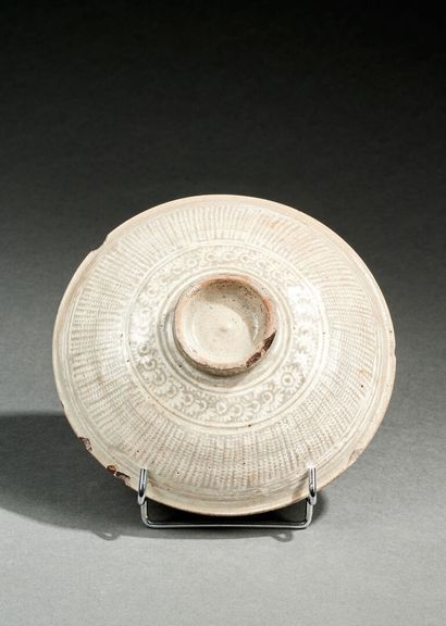Coupe sur piédouche de type buncheong Buncheong-type pedestal bowl 
Korea 
Stoneware...