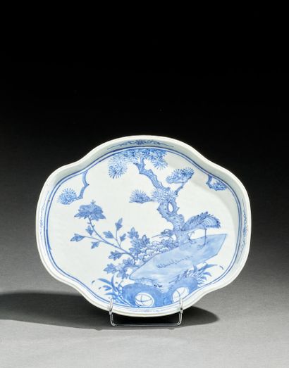 Plateau à décor bleu et blanc Tray with blue and white decoration,

China, 19th/20th...