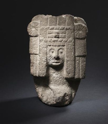 null Déesse du maïs ? «Chicomecatl»
Basalte gris anthracite
Culture Aztèque, Vallée...