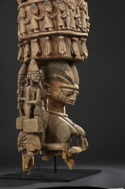 null Important poteau Yorouba
Nigeria, Ijero-Ekiti
H. 155 cm AES Sculpté par Agunna...