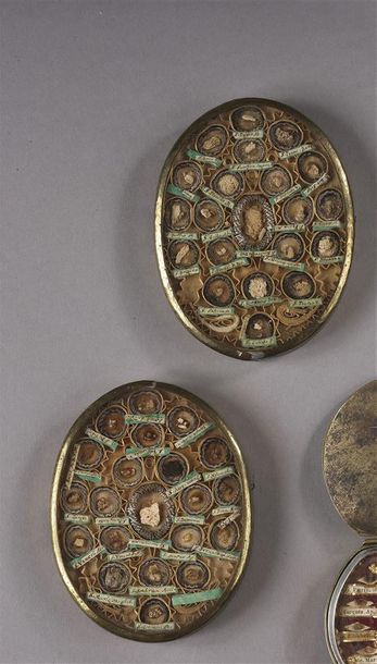null Trois médaillons reliquaires: deux modèles formant pendants, scellés, de forme...