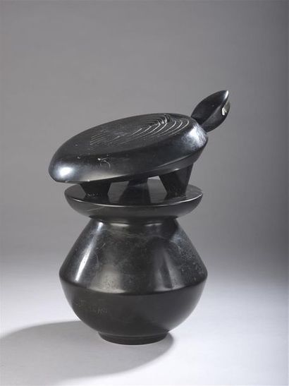 Max ERNST (1891-1976), d'après La petite tortue
Épreuve en marbre noir en deux parties,...